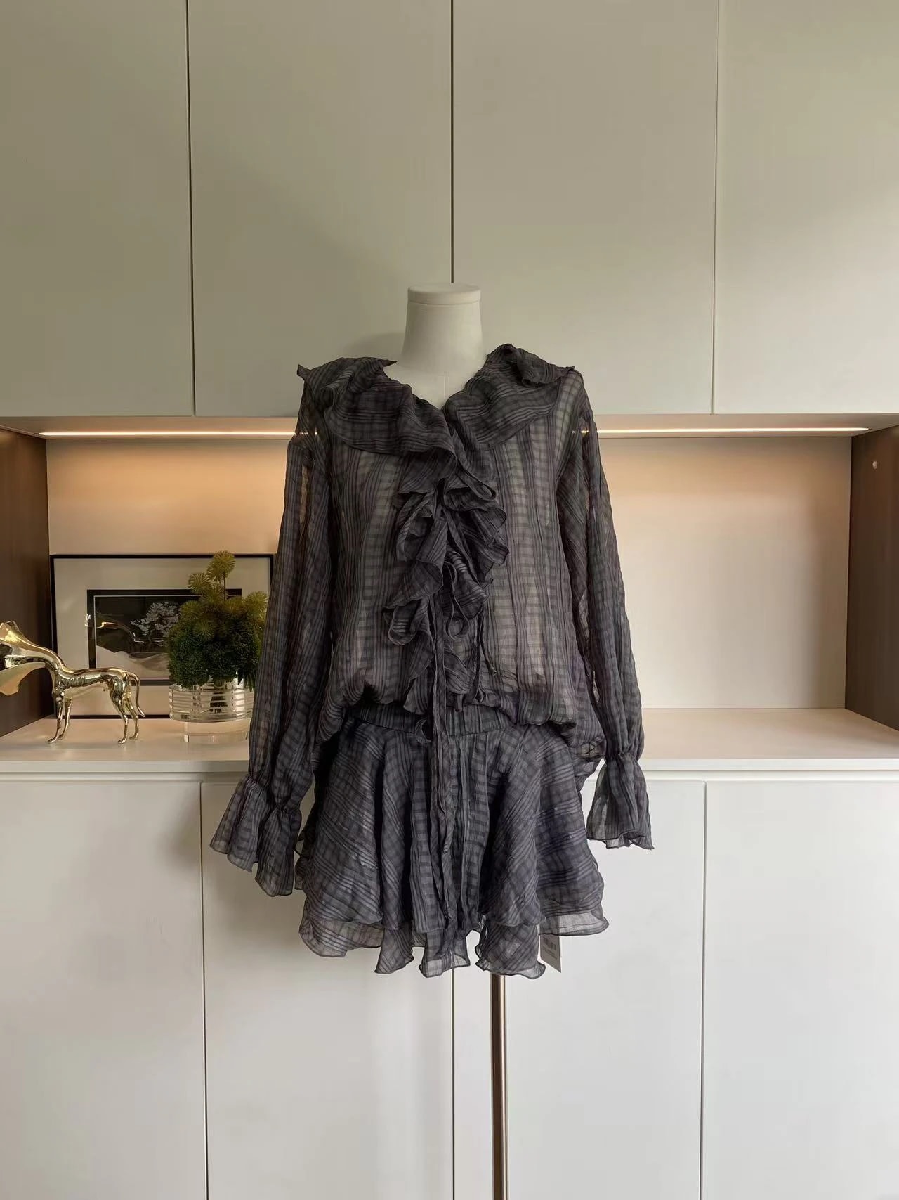 微酔いラム うっすら透け ギンガムストライプ ひらひらVネックシャツ ケーキスカート 上品セット 2026