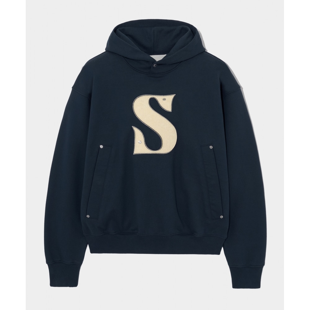 SATUR リベットアップリケポケットロゴフーディークラシックネイビー