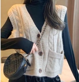 個性的 モテコーデ セーター ベスト 袖なし Vネック 襟なし 前開き 編み込み かわいい 可愛い きれいめ シンプル カジュアル おしゃれ お洒落 かっこいい レトロ 可愛い 女子