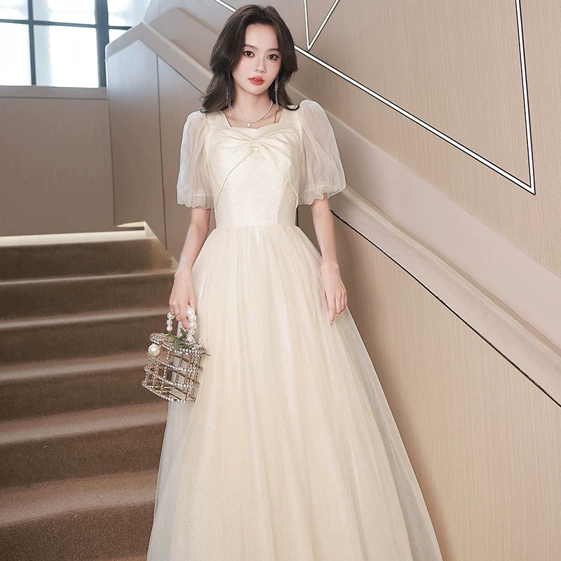 シャンパン色の花嫁服仙気質が痩せて肉を隠す姉妹団のドレススカート宴会高級感がある2024春