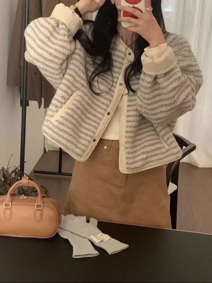 2024秋冬韓国シック秋冬レトロ優しい風ラウンドネックシングルブレストストライプ緩い汎用性の高いラムウール暖かいコート女性