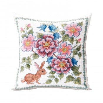 オノエ・メグミ 刺しゅうキットシリーズ 花咲く庭の小さな物語 -テーブルセンター- ブルーベリーとウサギ 1202