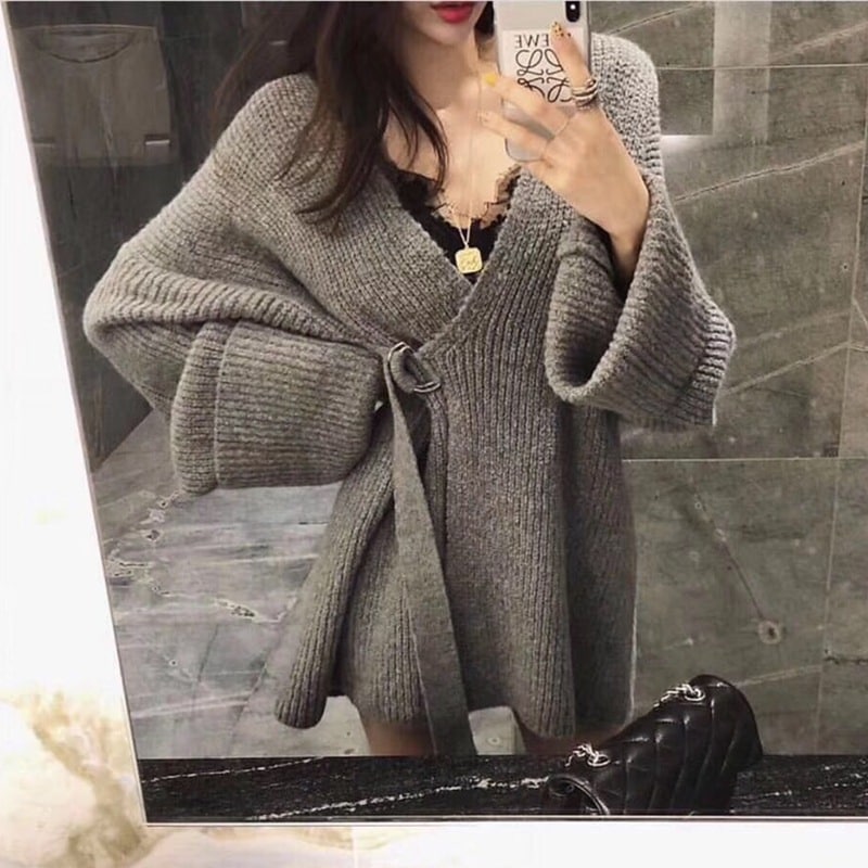 アウター ガウン カーディガン レディース 秋冬 きれいめ 暖かい 長袖 ボリューム袖 萌袖 襟なし ノーカラー BIGシルエット フレア セミフレア 裾ワイド ベルト もこもこ モコモコ 前開き 灰