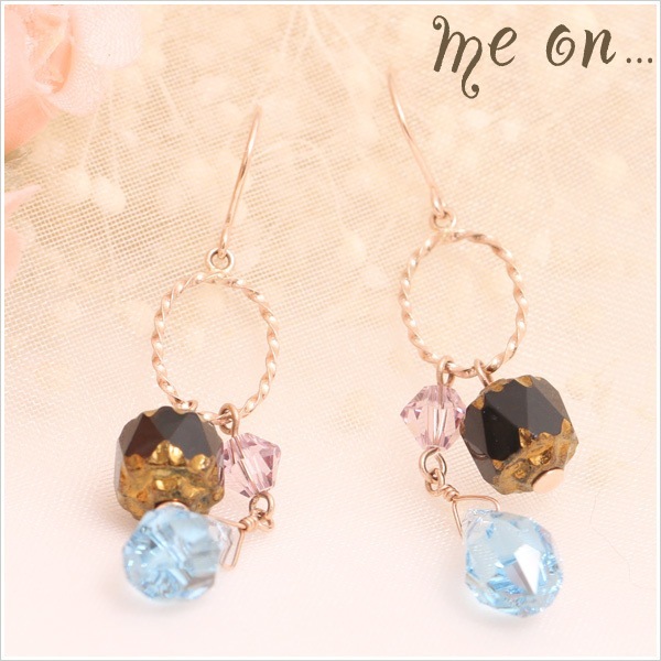 me on... K10PG 黒青のガラスの輝き アメジスト フックピアス 発送目安２-３週間