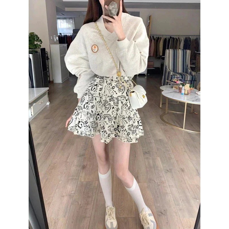 【送料無料】小柄な人のための韓国の春のカレッジスタイルの衣装アメリカンレトロなルーズトップスとハイウエストスカートのツーピースの完全なセット 母の日のプレゼント