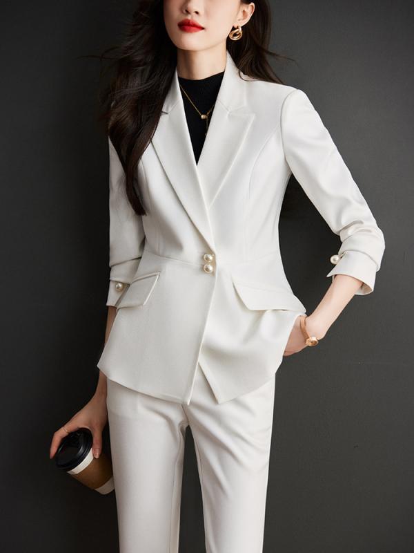 レディース パンツスーツ セットアップ パンツ 上着 スーツ襟 黒 白 エレガント 上品 大人おしゃれ シック パール風ボタン ２つ スタイリッシュ スリムフィット ビジネス