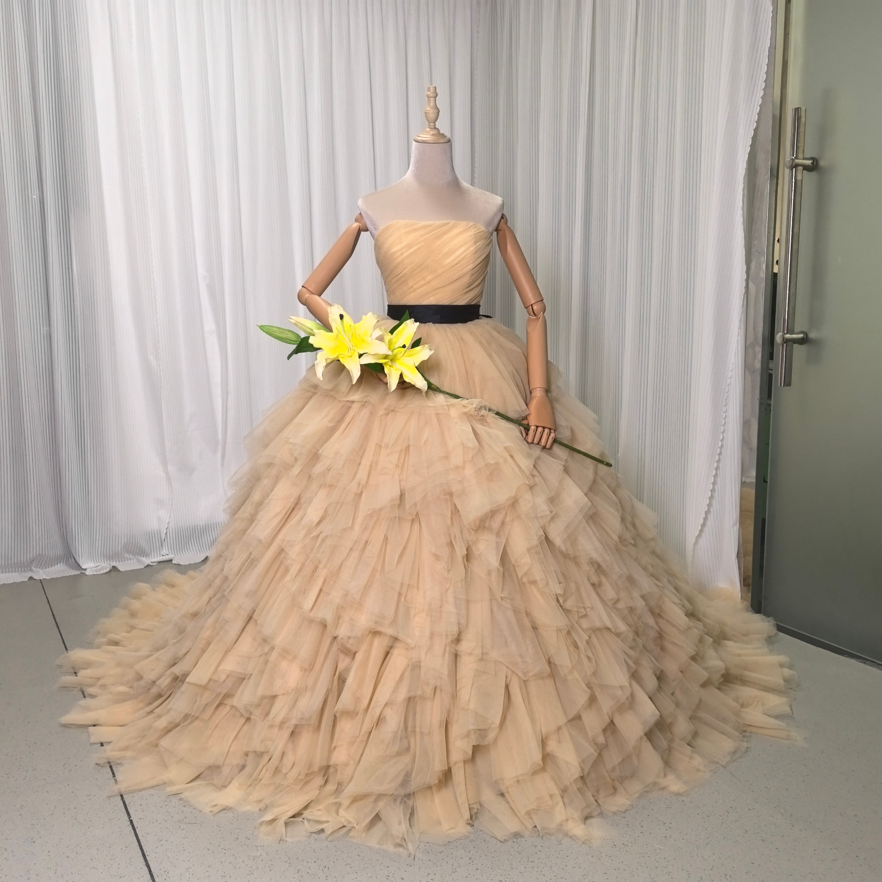 カラードレス ベージュ ベアトップ サッシュベルト 柔らかく重ねたチュールスカート 編み上げ 結婚式