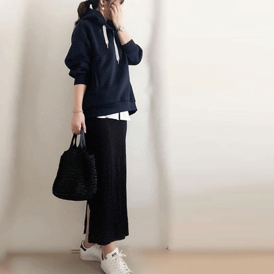 【女性大人気】 柔らかくて優しい印象無地パーカー＋後ろスリットスカートセット