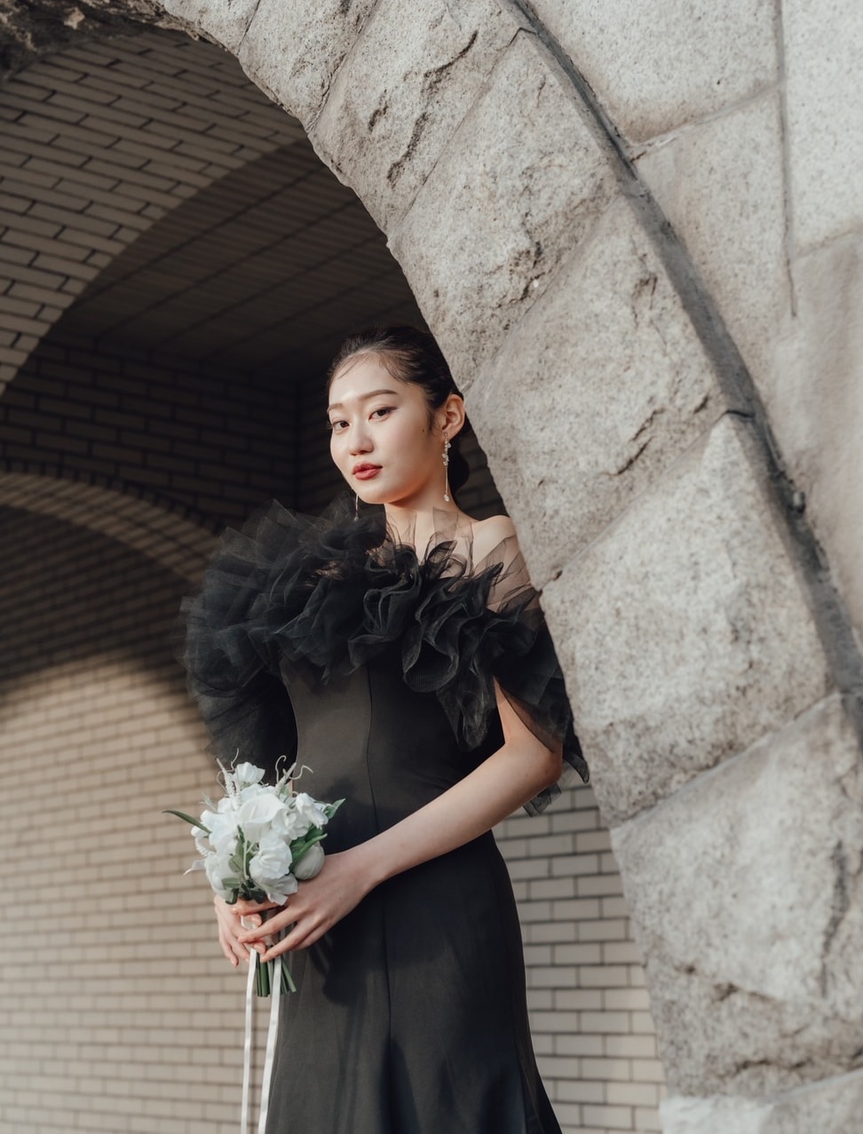 実例写真！パーティードレス ブラック オフショルダー スレンダーライン くるみボタン エレガント 前撮り