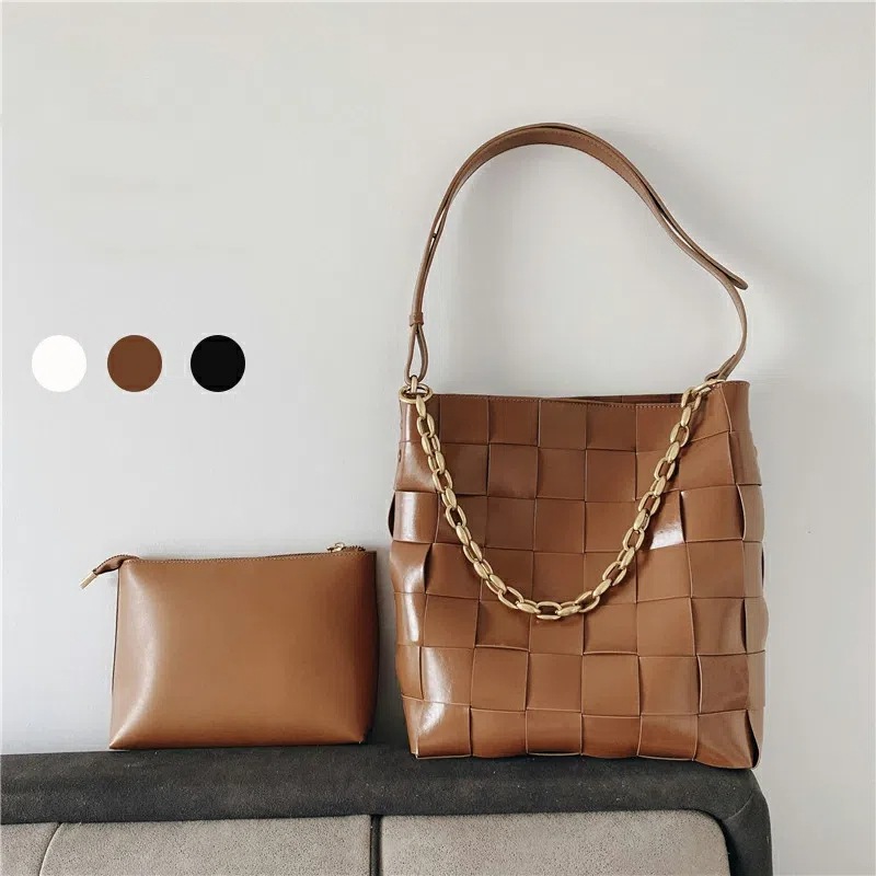 編み込みバッグ レディース 韓国 本革 軽量 肩掛け 黒 斜めがけ 斜め掛け 春 かわいい カジュアル ファスナー ショルダー ポーチ 通学 通勤 旅行 A4 収納 男女共用 カセットメッセンジャーク