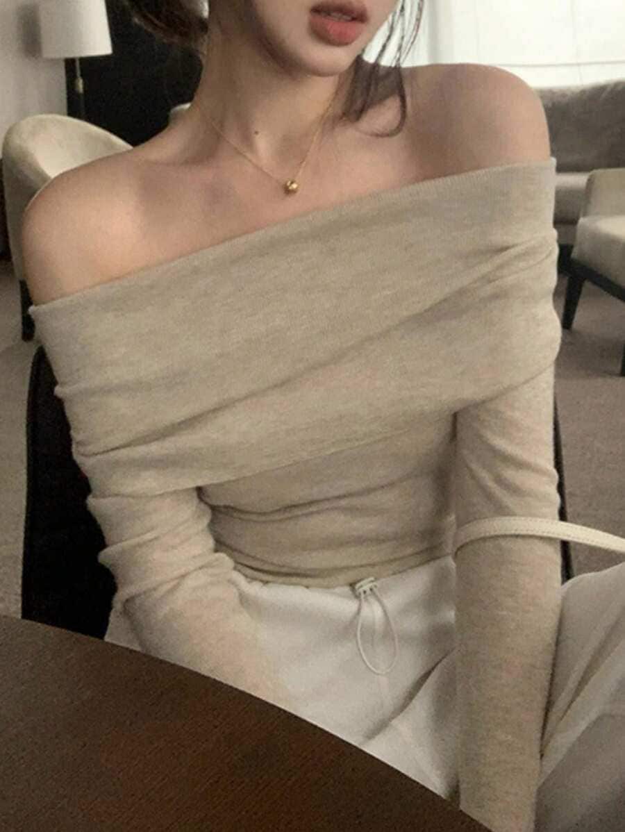 女性用無地オフショルダー長袖フィットセーター秋のオフショルダーセーター長袖トップス秋の女性服 ニットトップス