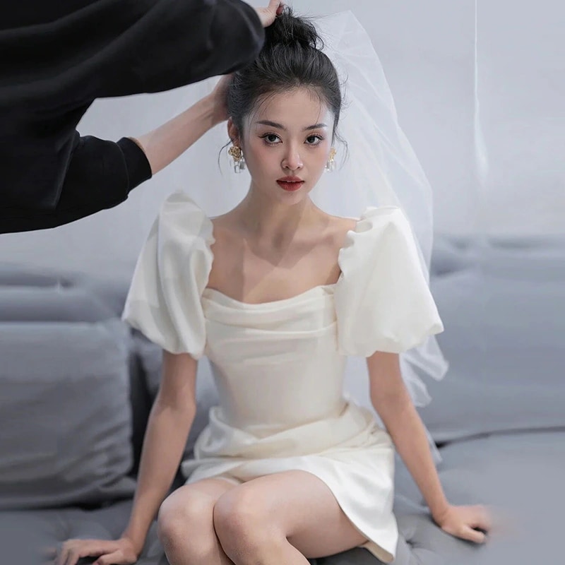 軽いウェディングドレスシンな気質短いスタイル外出タイルのための短いスタイル登録サテンホワイトスカートのエンゲージメントドレス