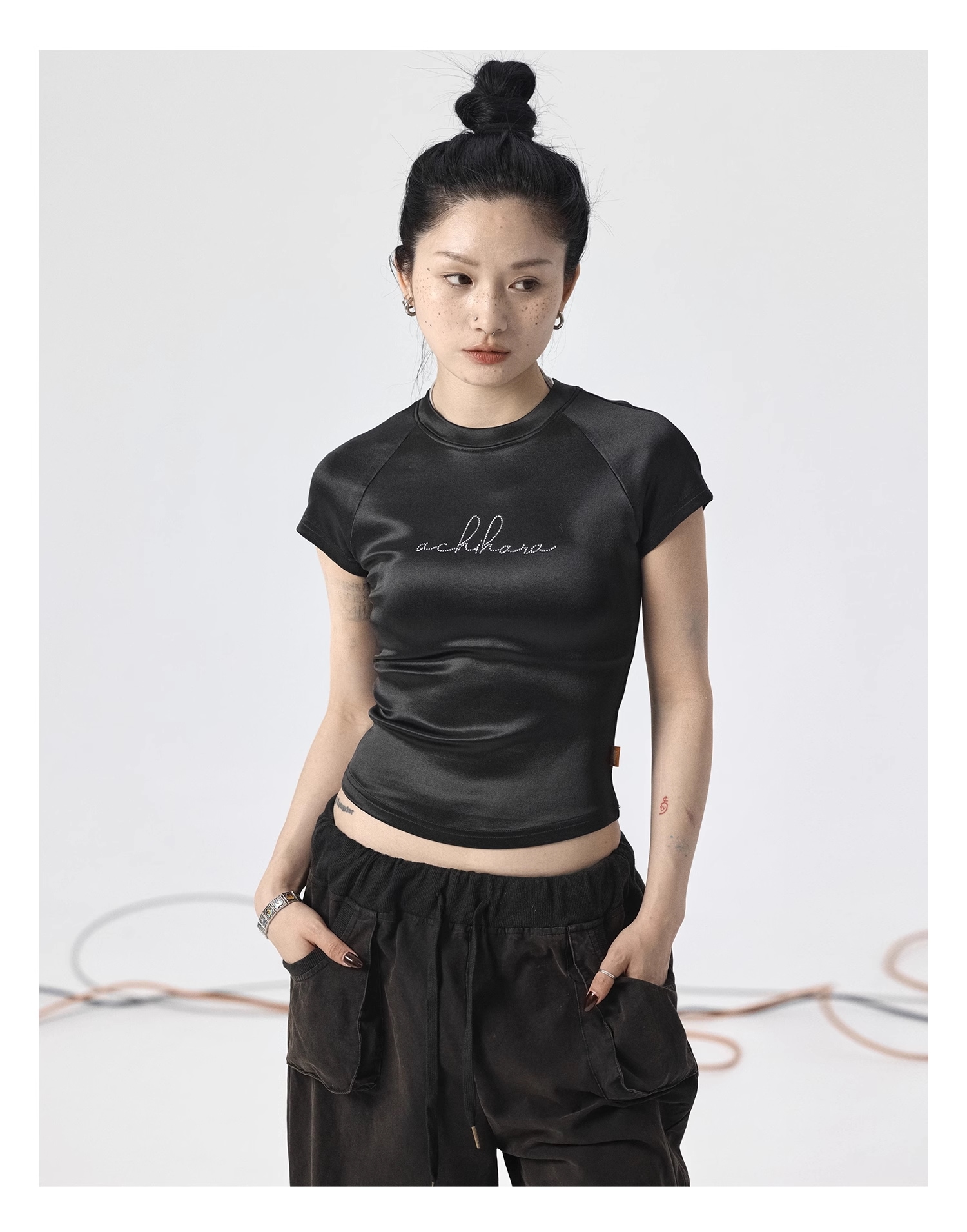 秋 ニット 光沢 Tシャツ 黒 ネック ステッカー ドリル トップ レディース 個性的 トップス Tシャツ 袖あり 半袖 襟なし シンプル カジュアル 大人 上品 おしゃれ お洒落 かっこいい