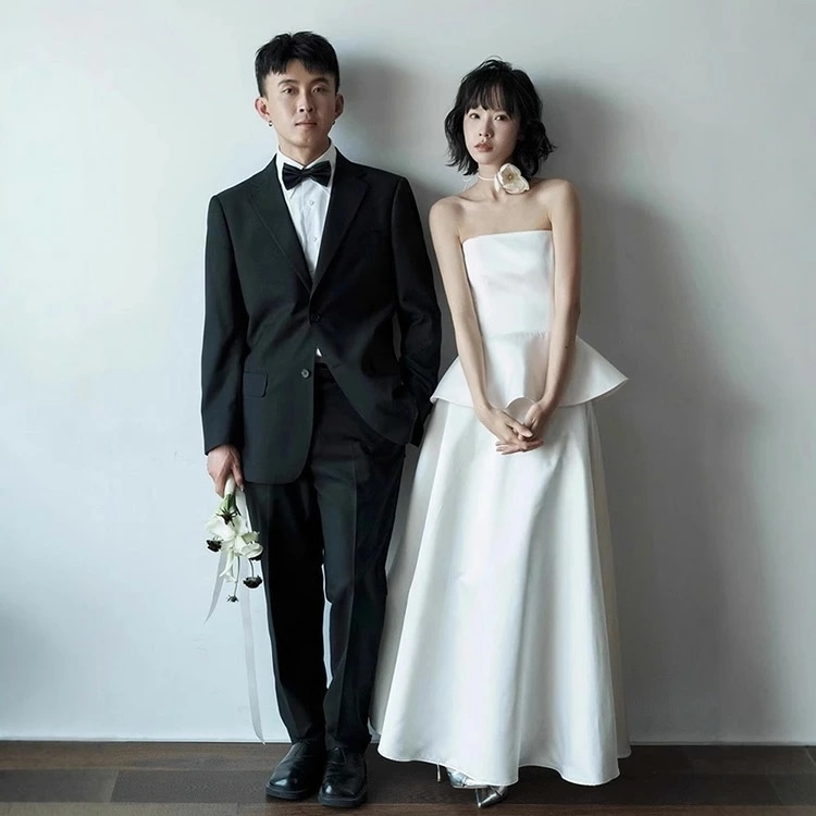 SNSで話題沸騰！前撮り 高級感ドレス 花嫁 ウェディングドレス 白 黒 カラードレス 二次会 イブニングドレス サテンワンピース Aライト チューブトップ ミニドレス 白ドレス 黒ドレス 短めドレス