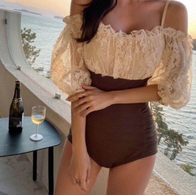 水着 かわいい 大人可愛い きれいめ セクシー sexy シンプル カジュアル ゴージャス 華やか フリル レース キャミソール 異素材ミックス エレガント 個性的 主役級 韓国 海 リゾートベージュ