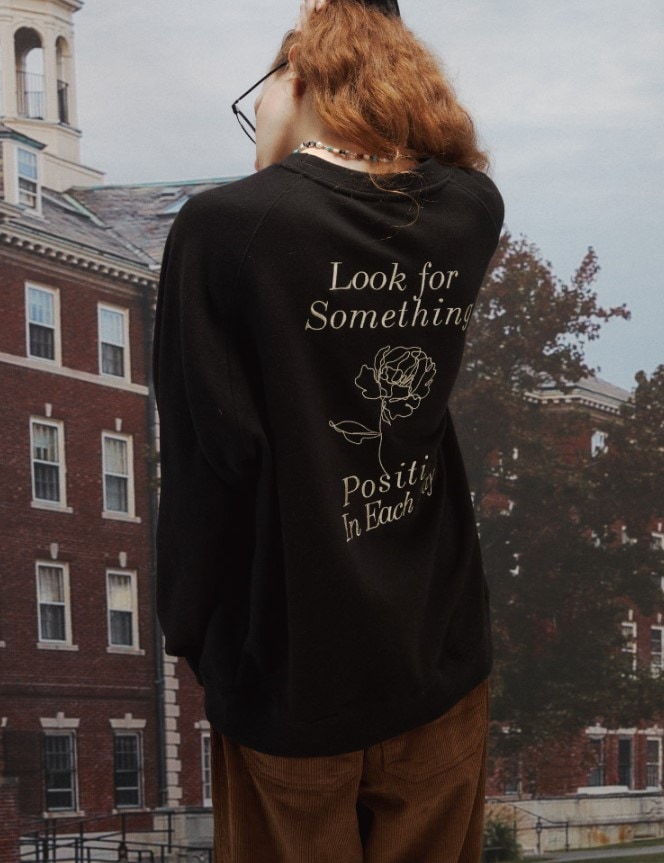 ポジティブ刺繍ラグランスウェットシャツ Black　UNISEX