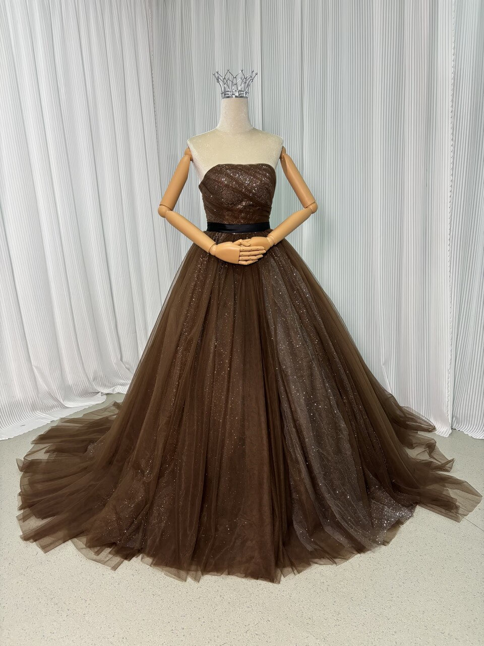 カラードレス コーヒーの色 キラキラチュール 結婚式 サッシュベルト アンティークなドレス 編み上げ