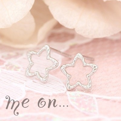 me on... 絵本のようなキュートなお星様 10ホワイトゴールドシンプルスターモチーフプチピアス