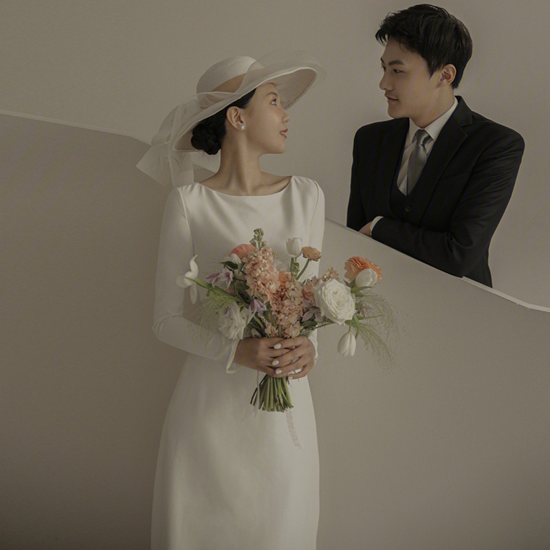 フレンチスタイルのシンプルなヘボン風の軽いウェディングドレス