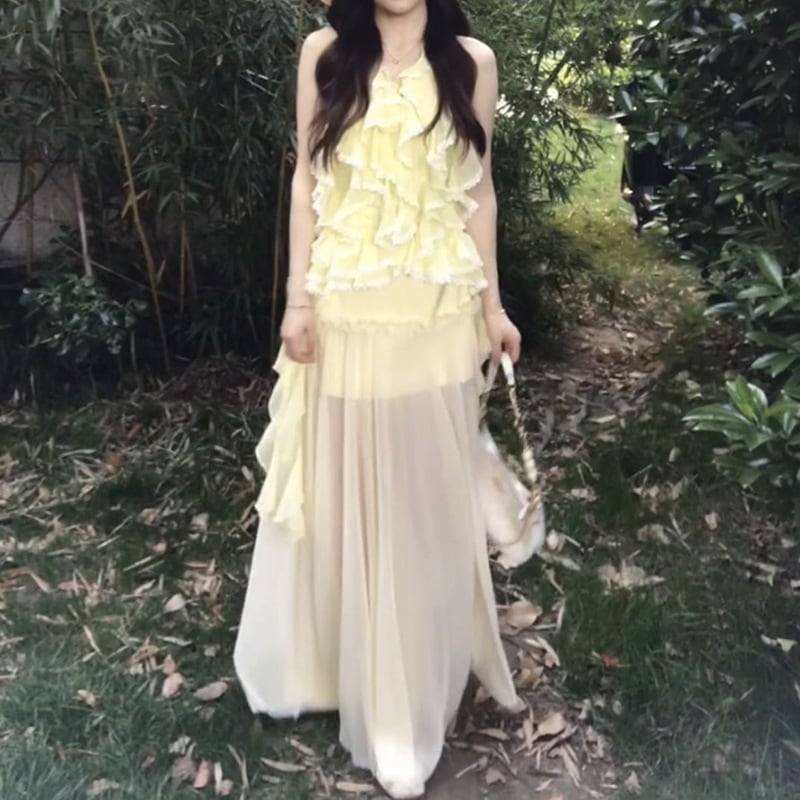 フレンチリゾートスタイルのレディース夏ホットツーピースセット：フリルホルターネックキャミソールトップとスプライスミディスカート