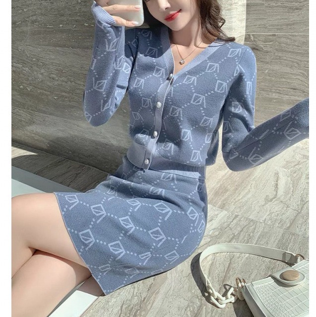 ハイエンドのカスタマイズ-V ネックシックなデザインのファッションスーツ 2024 秋の新小さなニットショートスカートツーピースヒップスカート 6,336円