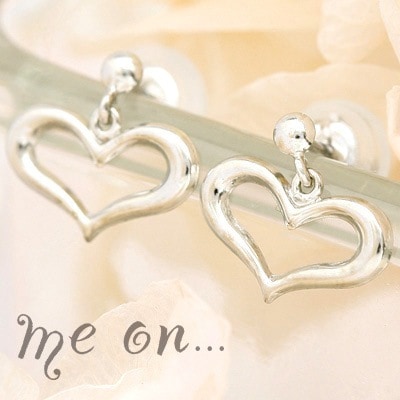 me on... ふっくらしたシルエットが可愛い K10ホワイトゴールドハートモチーフシンプルピアス
