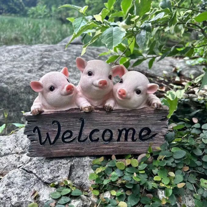 3匹の子ブタのウェルカムサイン 置物 動物 オブジェ 可愛い オーナメント 玄関 屋外装飾 ピンク ブラウン ガーデニング おしゃれ 中庭 ホームデコ