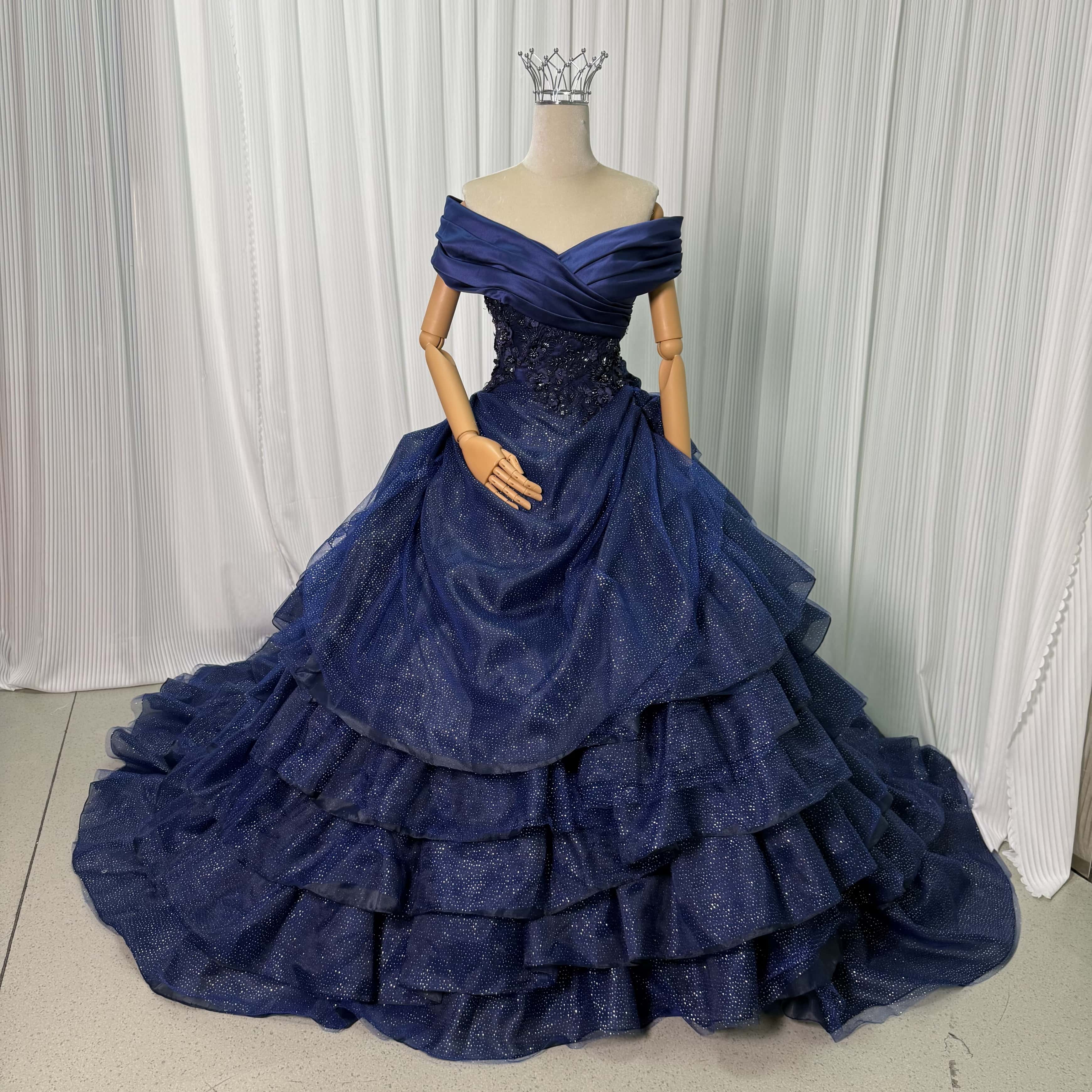 カラードレス 紺/ネイビー オフショルダー 編み上げ 花モチーフ ティアードのドレス 華やかなトレーン