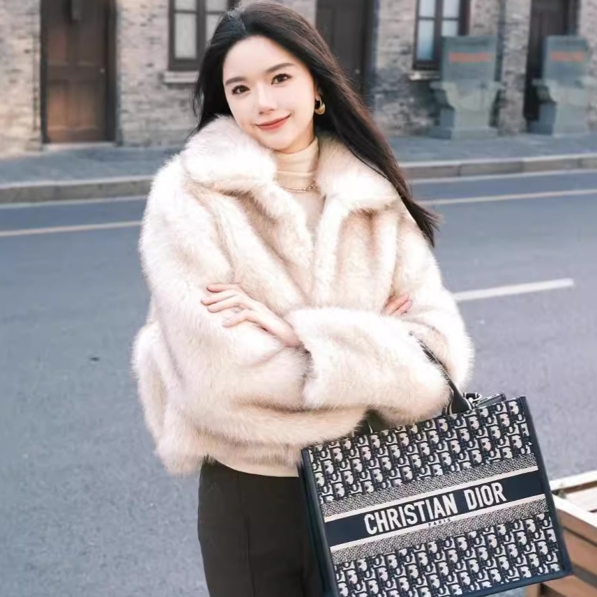 新しい秋と冬の毛皮のコート女性のためのショートレディスタイルキツネの毛皮のコート女性のための韓国スタイルの環境に優しい毛皮のコート