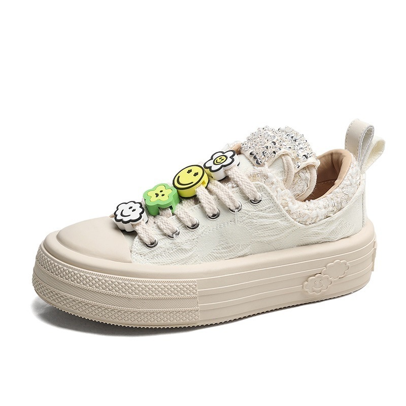 かわいい笑顔で飾られたスニーカー スタイリッシュでカジュアルなボードシューズ