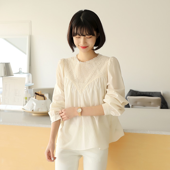 [bbaebbae] シャーリングギャザー レースブラウス 春にピッタリ (送料無料)おしゃれなシルエットのファッションコーデー提案ハイクォリティー/韓国ファッション 4,976円