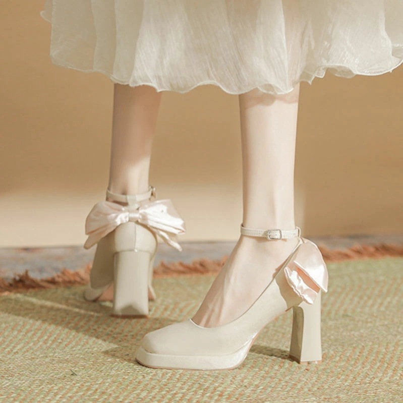 777円OFFクーポン 厚底 アンクル ストラップ パンプス ハイヒール ヒール高め スクエアトゥ ヒール太め レディース キャバ リボン 9cmヒール 歩きやすい 大人かわいい 走れるパンプス 結婚