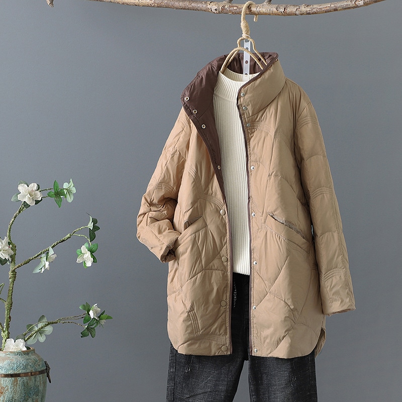 レトロ文学風ミドル丈スタンドカラーダウンジャケットレディース2025年冬ルーズスリムエンボス加工ホワイトダックダウンカジュアルジャケット