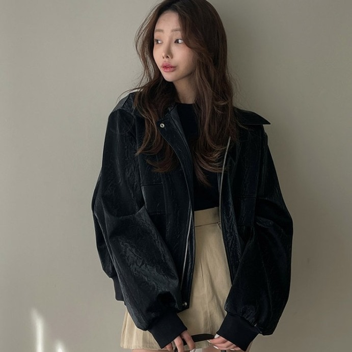 アウター ジャケット 上着 羽織り ブルゾン 袖あり 長袖 襟付き ファスナー 前開き フェイクレザー シンプル カジュアル 上品 おしゃれ お洒落 かっこいい レトロ ヴィンテージ こなれ感 ラフ