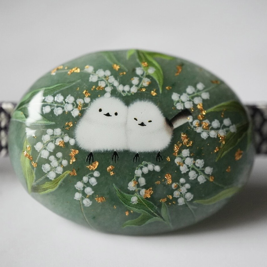 天然石グリーンアベンチュリンとすずらんシマエナガ金箔の帯留め