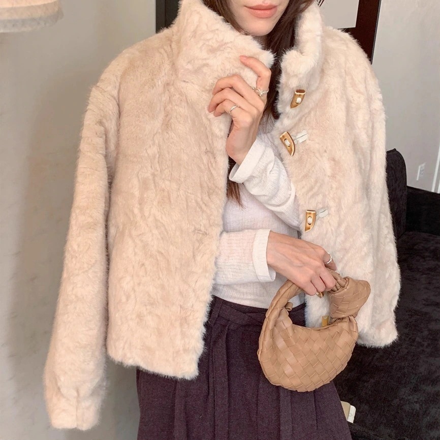 超人気【3日出荷】スタンドカラーホーンボタン拼接ファーアウター フワフワショートトップス レディース フェイクファー