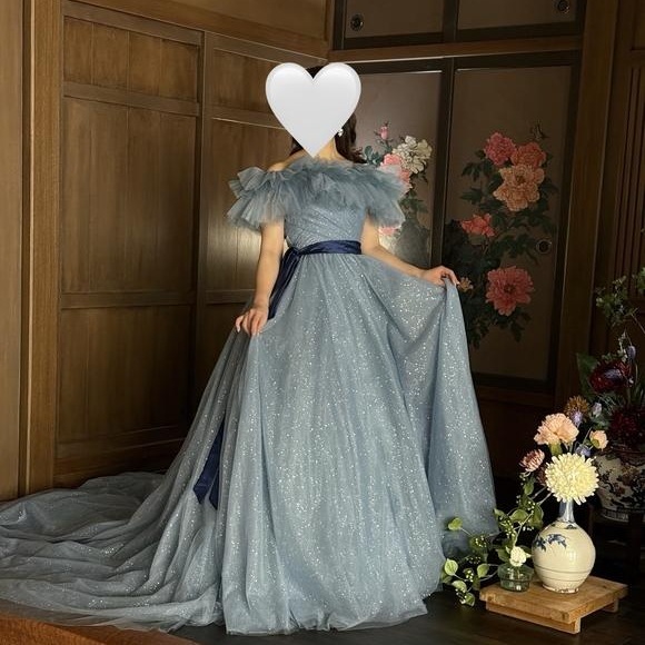 実例写真! カラードレス ブルー オフショルダー サッシュベルト 華やかなトレーン キラキラグリッターチュール 花嫁/前撮り