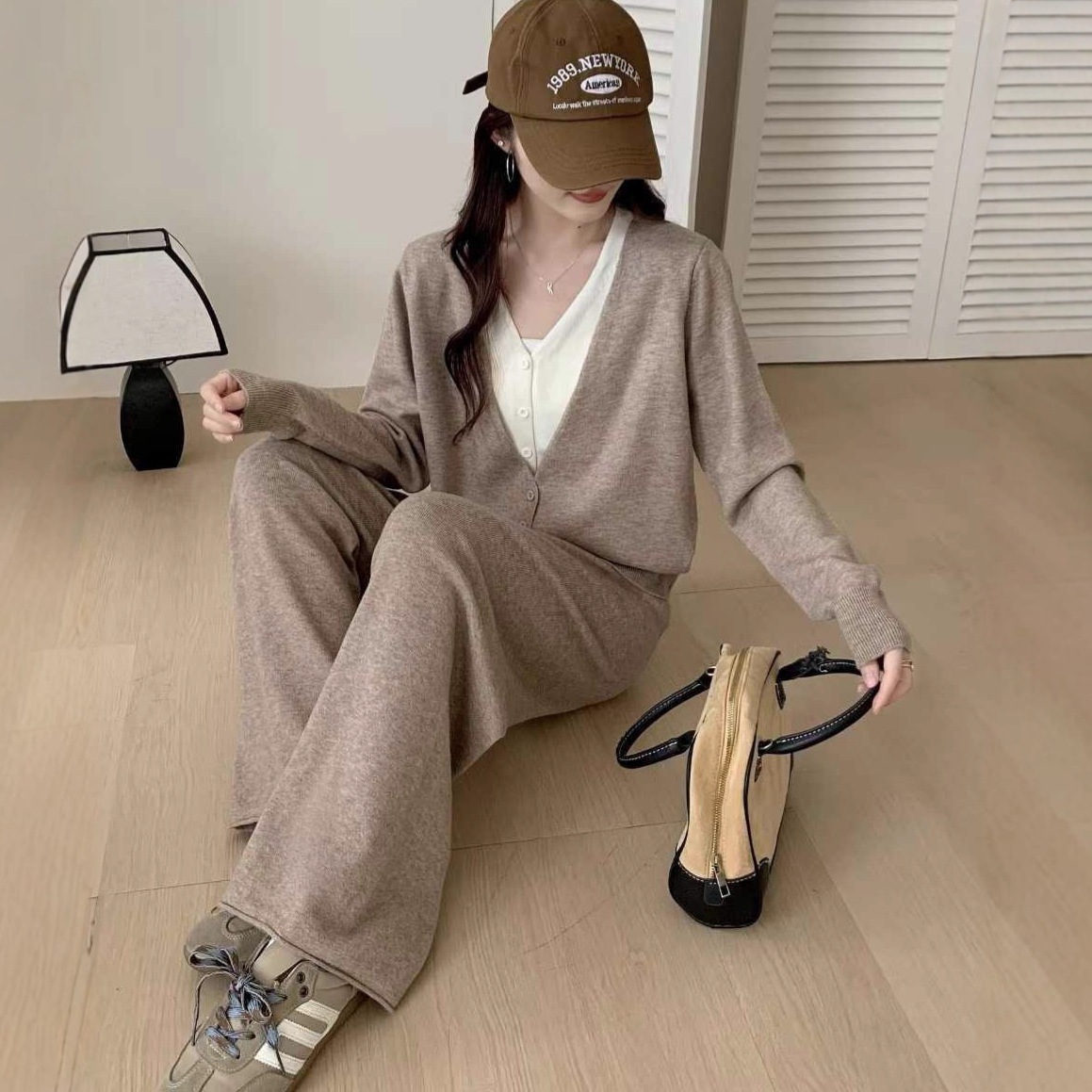 2025秋冬新作アカデミア風v襟付きフェイク2枚ニットスーツカーディガンワイドパンツ2枚セットでカジュアルにセットアップ
