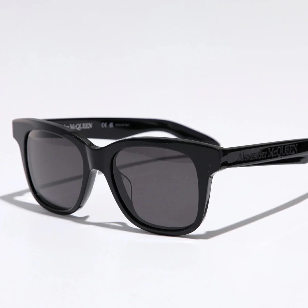 ALEXANDER MCQUEEN アレキサンダー・マックイーン サングラス AM0382S メンズ ウェリントン型 セルフレーム メガネ ロゴ 005/BLACK-BLACK-GREY