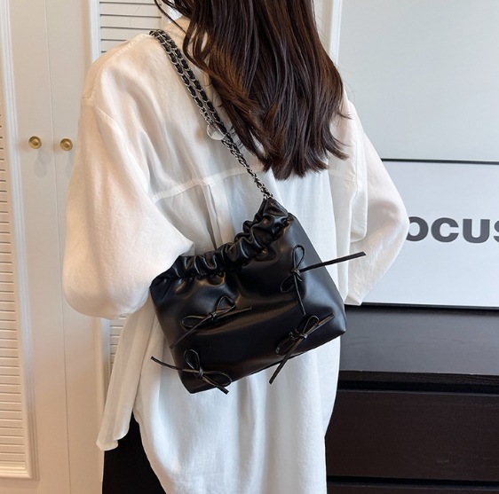 ミニショルダー ショルダーバッグ リボン 白 黒 プリーツ 韓国 レディース オルチャン クロスボディ 斜め掛け ポシェット かわいい 大人女子 肩掛け シルバー ピンク ミニ 小さめ 9,110円