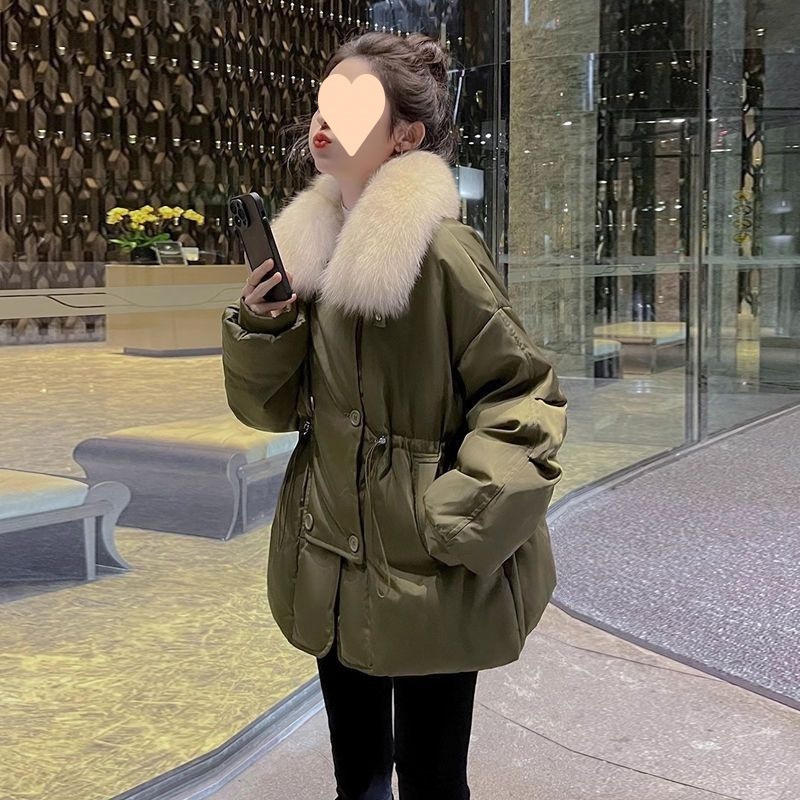 ミリタリーグリーンの大毛襟ダウンジャケット女性小柄短めゆったり厚めウエストカバー