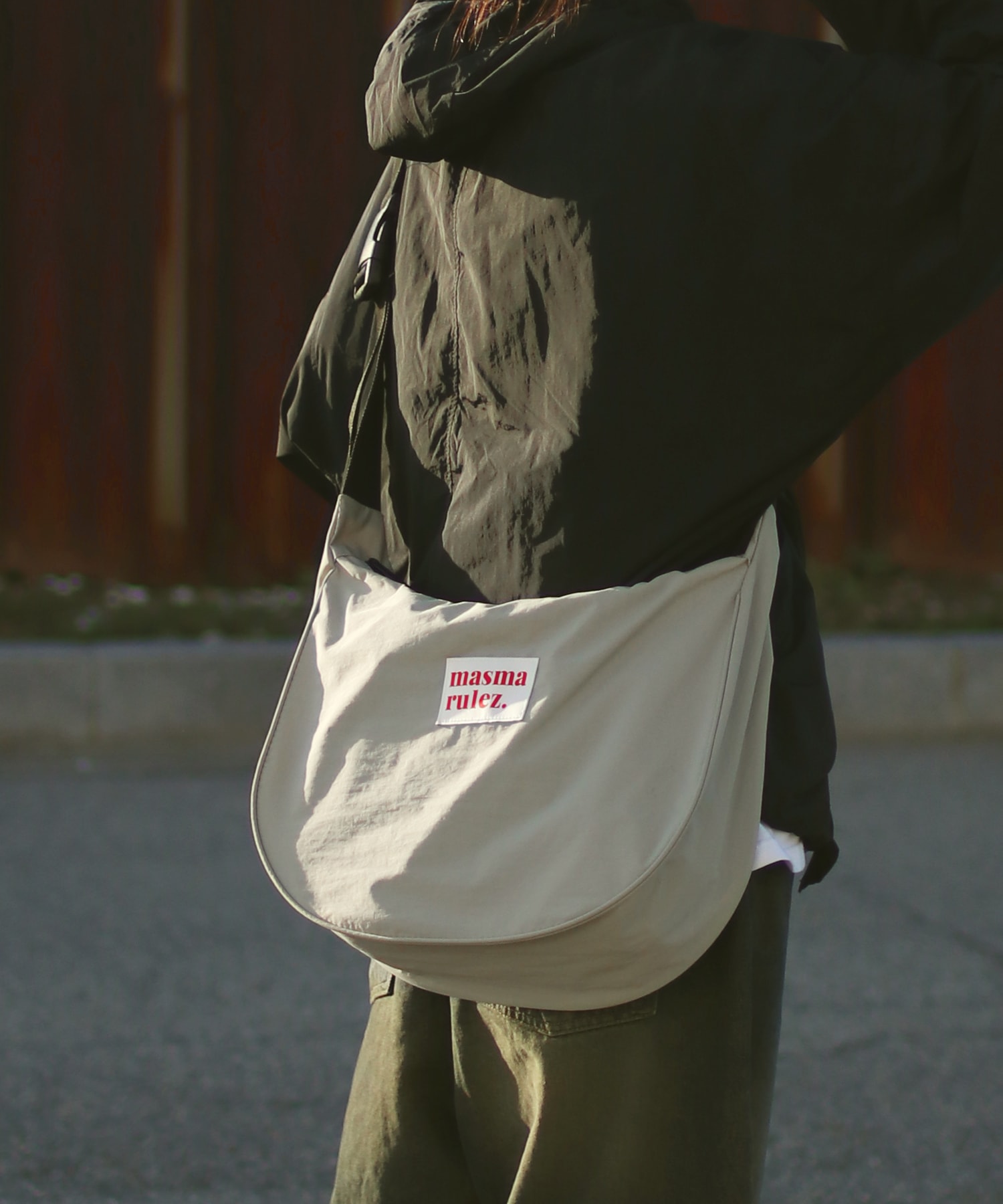 マスマルーレスハーフムーンクロスバッグ_グレー