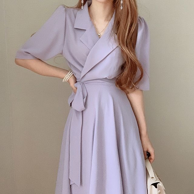 夏のフランス式レトロなスーツの襟の中の長いワンピースの女性