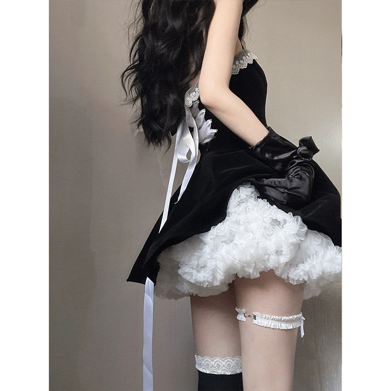 蝶ネクタイと後ろにストラップが付いた妖精のスカートが付いた黒のベルベットのホルターネックドレス