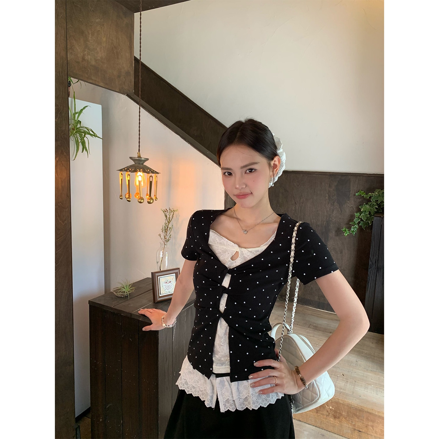 フェミニンな重ね着風デザイン レース フェイクレイヤード ツイストカット Vネック リブニット クロップドトップス ショート丈 韓国っぽ ガーリー レディース セットアップ カジュアル