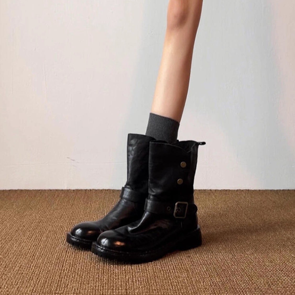 レトロベルトバックルウエスタンブーツ女性用2025英国スタイルラウンドトゥローヒールブラック通勤ファッションバイクブーツ