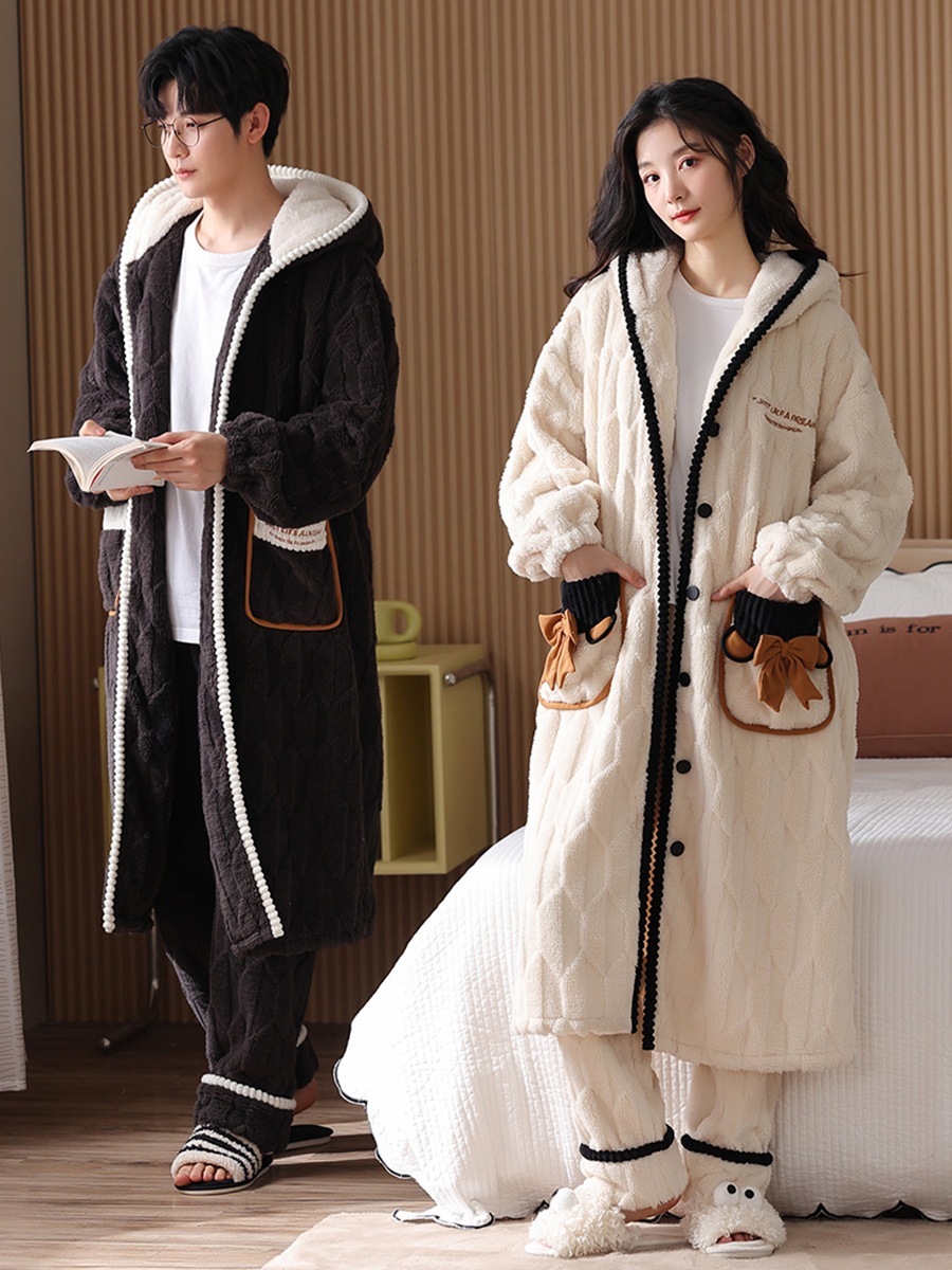 珊瑚のベルベットのパジャマカップルの日は男性と女性のフード付き中長ローブスーツの季節を暖める