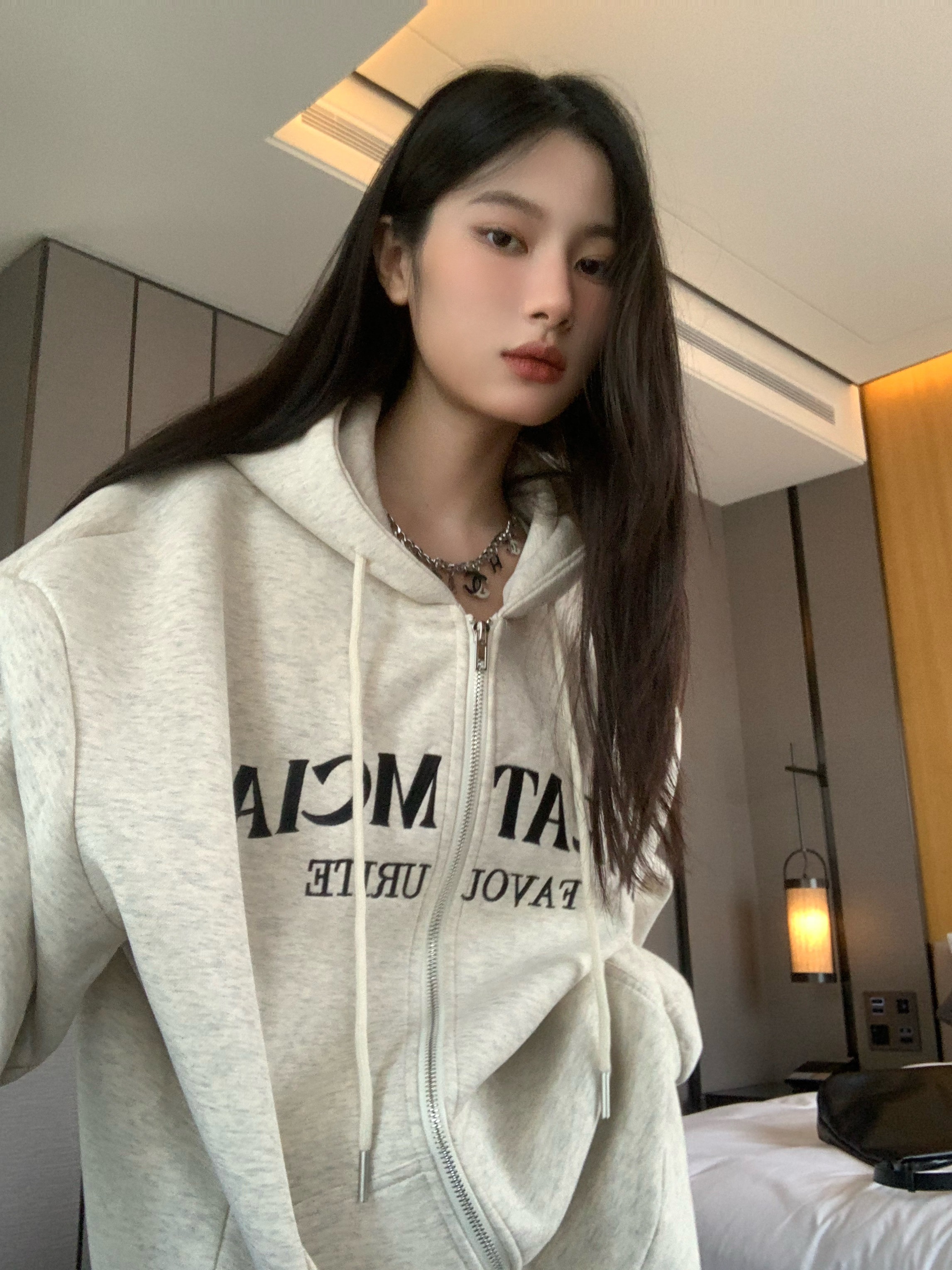 秋冬トップスかわいいパーカーフード付き韓国風長袖細見え白黒おしゃれレトロチャッシルエット甘め大人っぽ韓国フルサイズファッション系ルーズレディースサイド袖お出かけ学生通学トラック羽織り