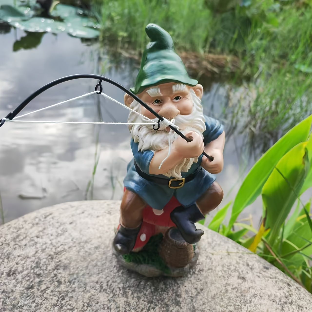 置物 オブジェ ガーデンオーナメント キノコの上で釣りをしている小人 ユニーク 池オブジェ 屋外 屋内 室内 インテリア 玄関 リビング ダイニング 装飾 庭 ガーデニング 装飾 ガーデン 可愛い ギ