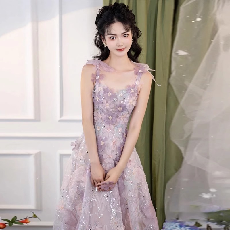 イブニングドレス 2024 新しいハイエンドフレンチサスペンダー宴会ライト高級ニッチレースフラワードレス女性パープル